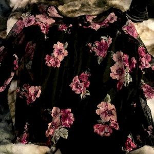 Size- medium (7-9). Color of roses are pink with light pink and a bit of white.